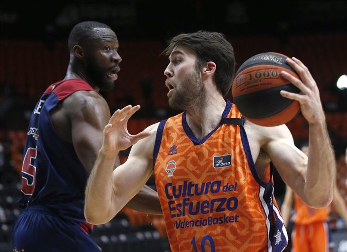 Archivo - Jekiri (Baskonia) y Tobey (Valencia).