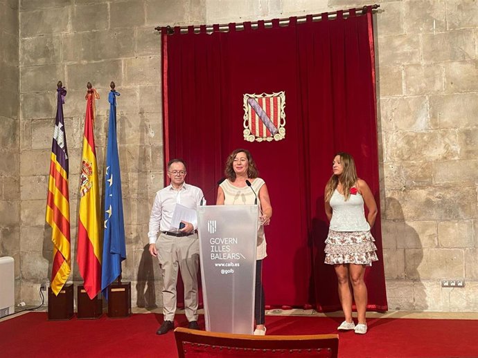 La presidenta del Govern, Francina Armengol, el conseller de Movilidad y Vivienda, Josep Marí, y la directora general de Vivienda, Cristina Ballester.