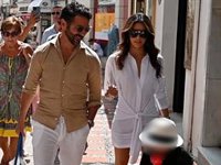 Eva Longoria, espectacular, revoluciona Marbella con su sonrisa y su simpatía durante su paseo más familiar