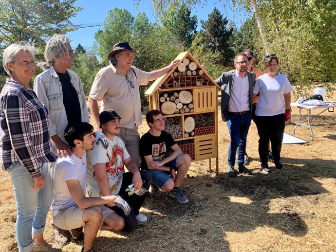 Junto al hotel de insectos, a la izquierda el director de las Aulas de Medio Ambiente de Fundación Caja de Burgos, Miguel Ángel Pinto, y a la derecha el concejal de Medio Ambiente, Josué Temiño, junto a voluntarios del programa Jardines con Ambiente.