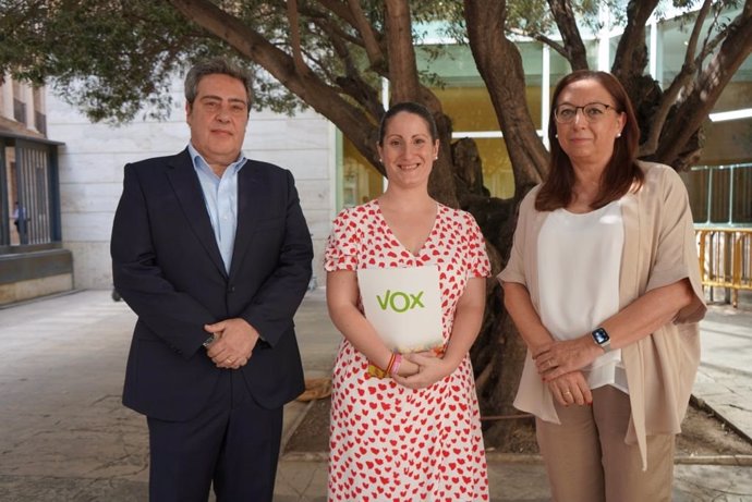 Los portavoces de Vox en Les Corts José M Llanos, Ana Vega y Llanos Massó hacen balance del curso político