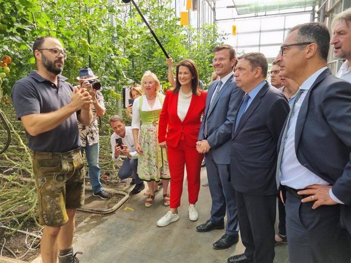 El ministro de Agricultura, Luis Planas, visita explotaciones en Nuremberg acompañado por el ministro de Alimentación y Agricultura alemán, Cem zdemir