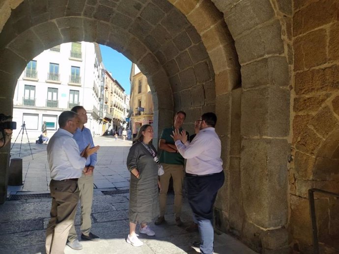 El alcalde de Ávila, Jesús Manuel Sánchez Cabrera, y el secretario de la Subdelegación del Gobierno en Ávila, Francisco Fontanals, visitan los trabajos que se realizan en el arco del Alcázar de la muralla