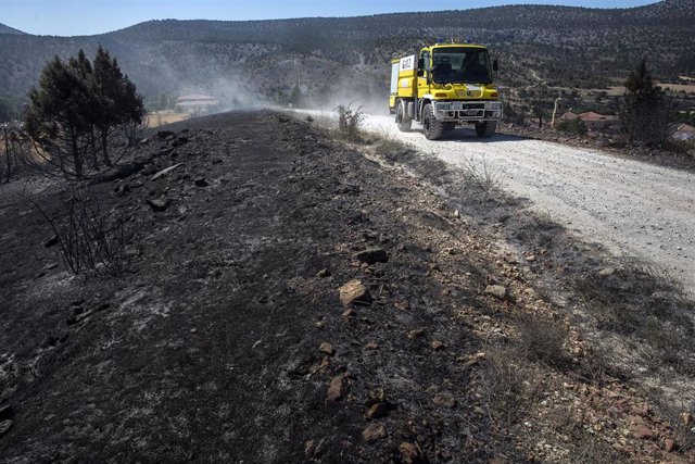 Un camión de bomberos trabaja en las labores de extinción de un incendio, a 25 de julio de 2022, en Santo Domingo de Silos, Burgos, Castilla y León (España). Este municipio  es uno de los primeros que han sido evacuados por la cercanía del fuego declarado