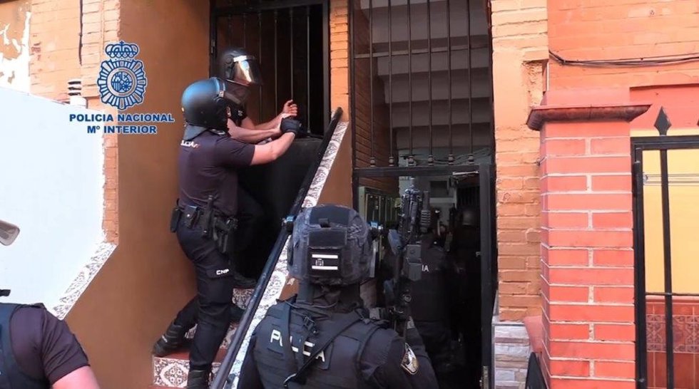Agentes entran en uno de los pisos de la red de narcotraficantes con base en Los Pajaritos.