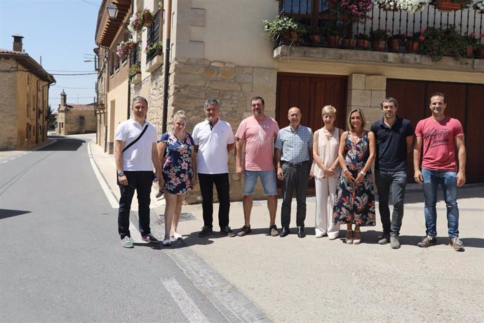 El consejero Bernardo Ciriza, junto a los representantes municipales de Viana y Aras, del Servicio de Conservación de Obras Públicas y de la empresa Construcciones Osés, durante la visita a la carretera NA-7230 que acaba de rehabilitarse.