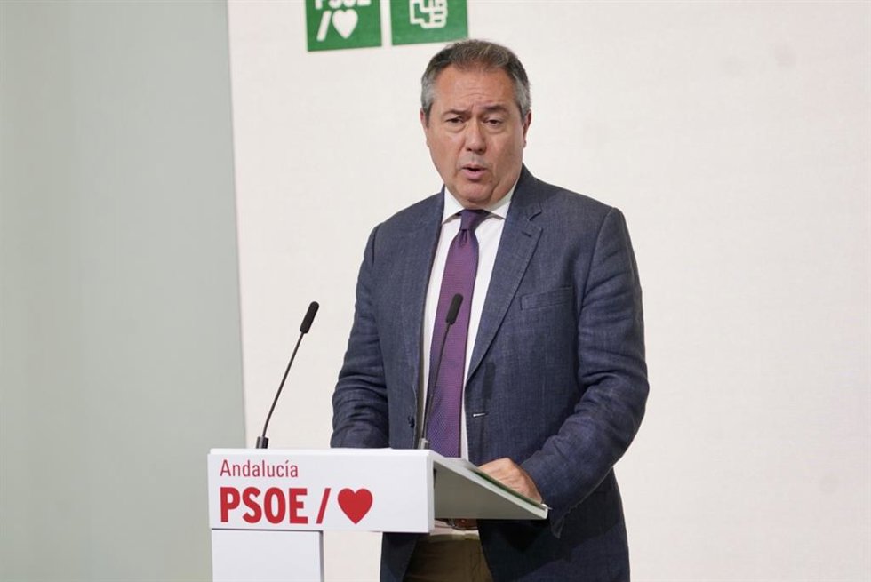 El secretario general del PSOE-A, Juan Espadas, en rueda de prensa, en la sede del partido.