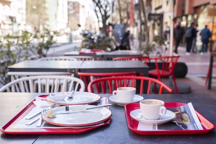 Archivo - Cubiertos, dos platos y dos tazas en una terraza el mismo día en que ha entrado en vigor la modificada ordenanza de Terrazas de Madrid.