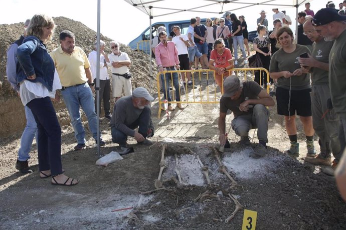 La consejera de Relaciones Ciudadanas del Gobierno de Navarra, Ana Ollo, VISITA Paternáin, donde la Sociedad de Ciencias Aranzadi está llevando a cabo la exhumación de los restos de al menos diez personas encontradas en tres fosas.