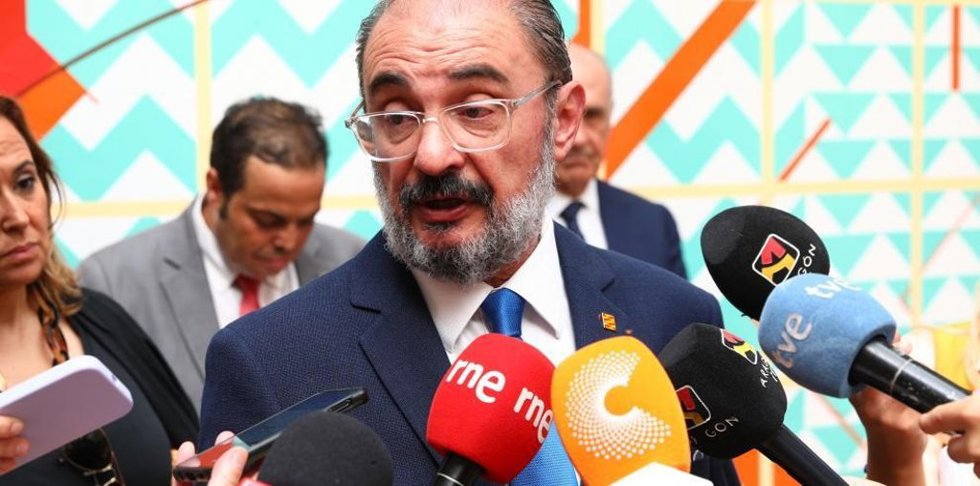 Javier Lambán atiende a los medios de comunicación, en la localidad turolense de Andorra, donde ha asistido a la presentación de proyectos de energías renovables.