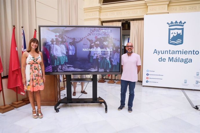 La concejala de Participación Ciudadana y Cooperación Exterior de Málaga, Ruth Sarabia, con el representante de Admundi