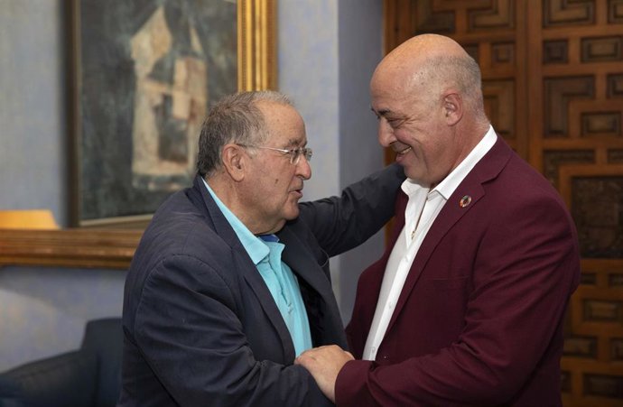 El presidente de la Diputación de Córdoba, Antonio Ruiz (dcha.), y el presidente del consejo de administración de Rabanales 21, Juan Antonio Caballero.