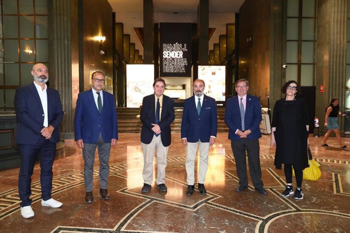 El presidente de Aragón, Javier Lambán, visita la exposición de Ramón J. Sender.