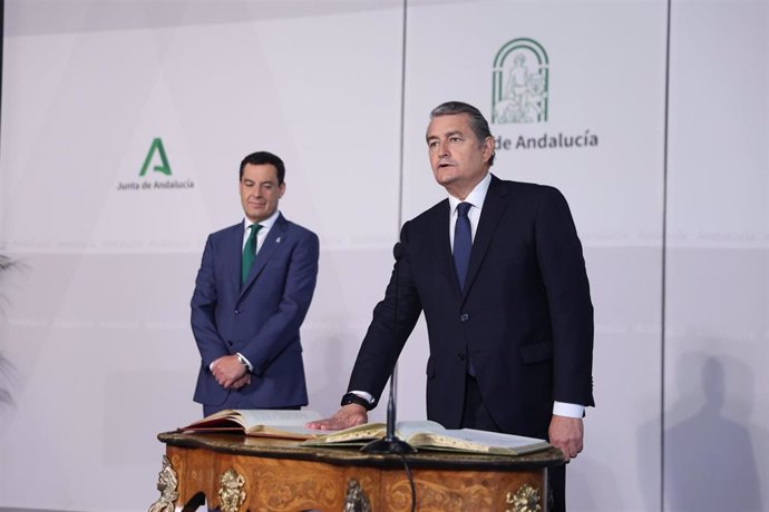 Antonio Sanz jura el cargo de consejero de Presidencia, Interior, Diálogo Social y Simplificación Administrativa de la Junta de Andalucía en presencia del presidente, Juanma Moreno