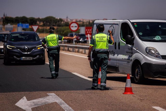 Dos agentes de la Guardia Civil durante un control en la autovía A-5, en la primera operación salida del verano de 2022, a 1 de julio de 2022, en Madrid (España). 