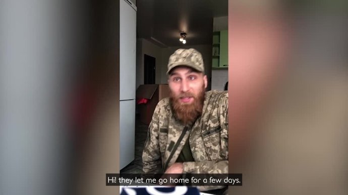 Este soldado ucraniano sorprende a su hija tras 3 meses en el frente