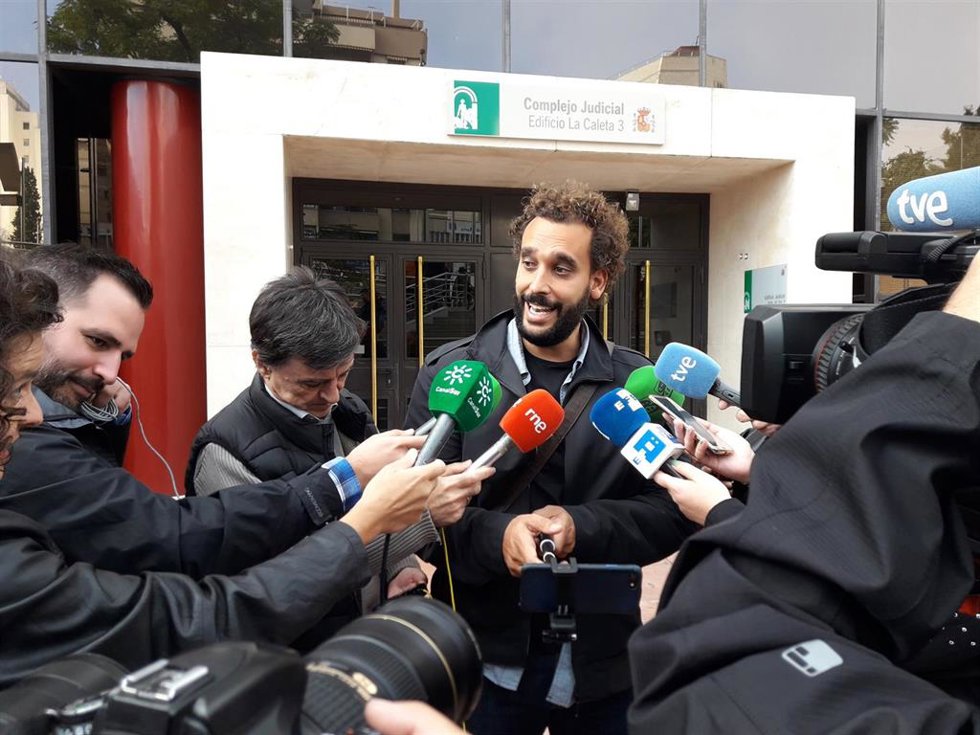 Archivo - El doctor Jesús Candel tras salir del Juzgado, en imagen de archivo