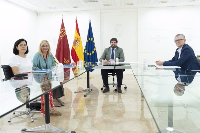 El presidente de la Comunidad Autónoma de Murcia, Fernando López Miras, en compañía del consejero de salud, Juan José Pedreño Planes, reciben la decana del Colegio Oficial de la Región de Murcia, María Fuster Martínez y a la vicedecana, Pilar Martín