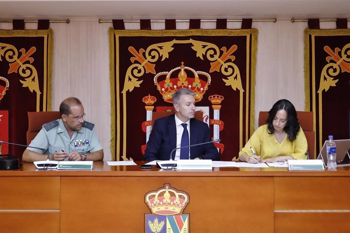 La delegada del Gobierno, Mercedes González, preside la Junta Local de Seguridad junto al alcalde, Eduardo Fernández Navarro, en Villanueva del Pardillo.