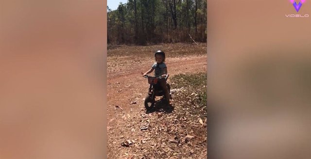 Con sólo 4 años, este niño es un crack con la moto