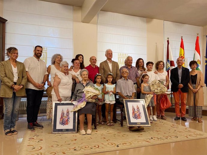 El alcalde de Logroño, Pablo Hermoso de Mendoza, el concejal de Servicios Sociales, Iván Reinares, junto con  otros miembros de la Corporación municipal, y los familiares de los homenajeados