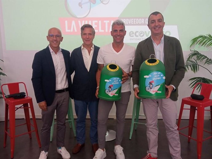 El director de La Vuelta, Javier Guillén, junto al exciclista y embajador de Ecovidrio y La Vuelta, Óscar Pereiro, el director de Marketing de Ecovidrio, Borja Martiarena y el speaker oficial de La Vuelta, Juan Mari Guajardo