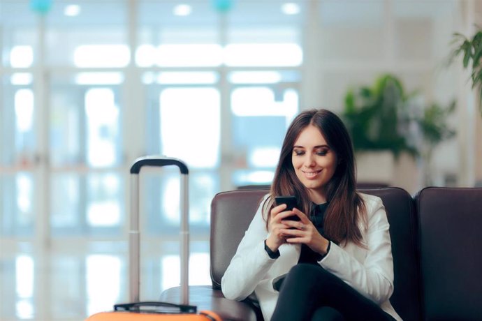 Archivo - Mujer haciendo uso de su teléfono móvil.