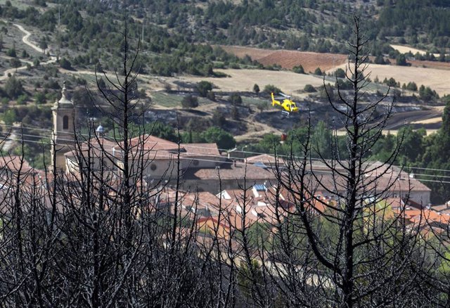 Un helicóptero trabaja en las labores de extinción de un incendio, a 25 de julio de 2022, en Santo Domingo de Silos, Burgos, Castilla y León (España). 