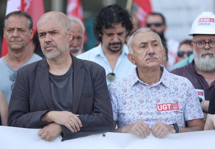 El secretario general de CCOO, Unai Sordo (i); y el de UGT, Pepe Álvarez (d)