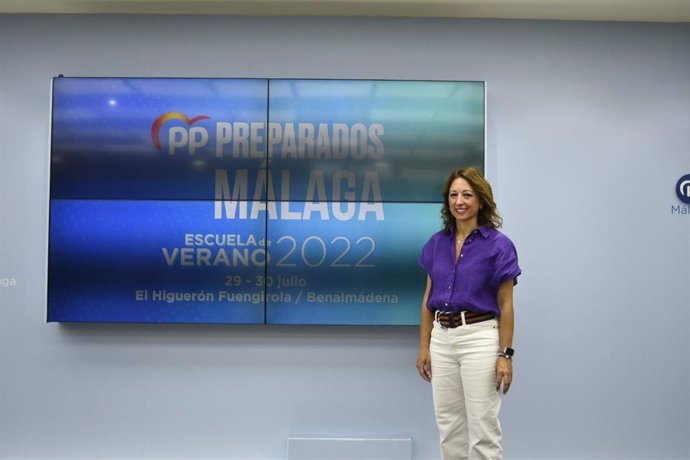 La secretaria general del PP de Málaga, Patricia Navarro, en rueda de prensa en Málaga