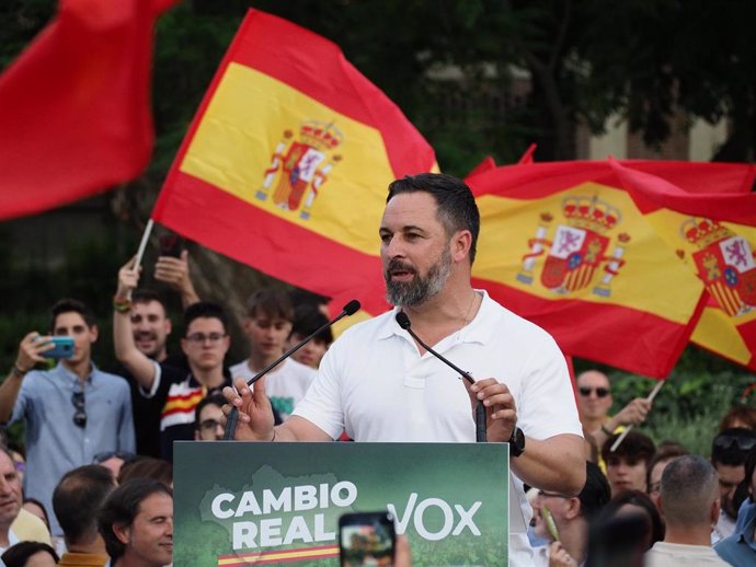 Archivo - El presidente de Vox, Santiago Abascal, en un mitin de Vox en la campaña a la Junta de Andalucía