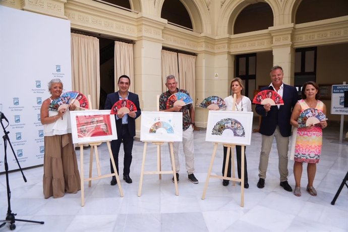 Presentación de la iniciativa 'Aires de Feria, Abanicos con arte' en el Ayuntamiento de Málaga.