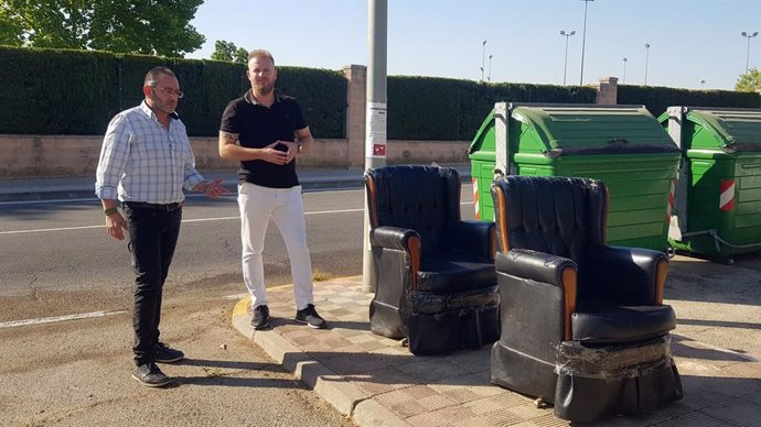 Trashorras, junto a muebles depositados al lado de varios contenedores.