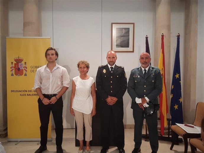 La delegada del Gobierno en Baleares, Aina Calvo, entrega la Medalla de Protección Civil a dos miembros de las FCSE en Baleares y a un funcionario de la Comunidad, a éste último a título póstumo