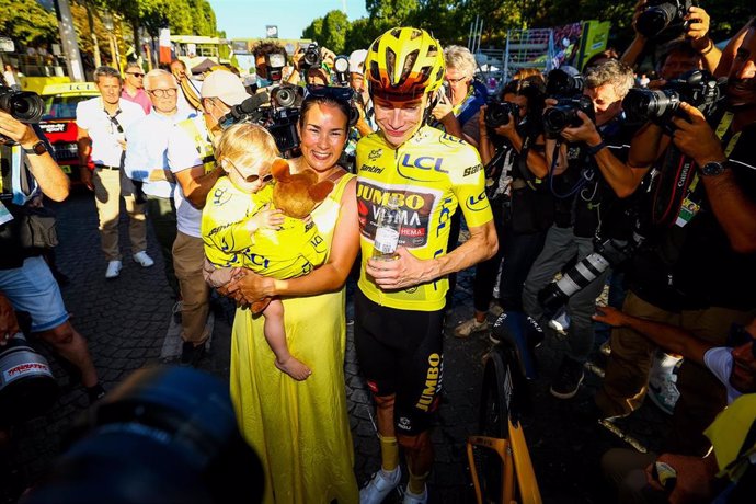 El ciclista Jonas Vingegaard, del Jumbo-Visma, celebra su triunfo en el Tour de Francia de 2022 con su familia.