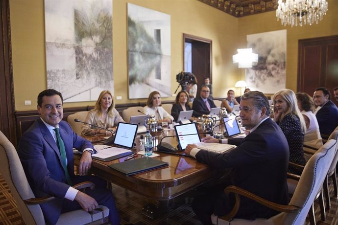 El presidente de la Junta de Andalucía, Juanma Moreno, preside el primer Consejo de Gobierno de la Junta de Andalucía de la XII Legislatura en el Palacio de San Telmo, a 26 de julio de 2022 en Sevilla (Andalucía, España)