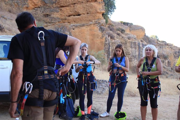 Los alumnos del curso de espeleoarqueología durante las lecciones prácticas en Carmona (Sevilla)