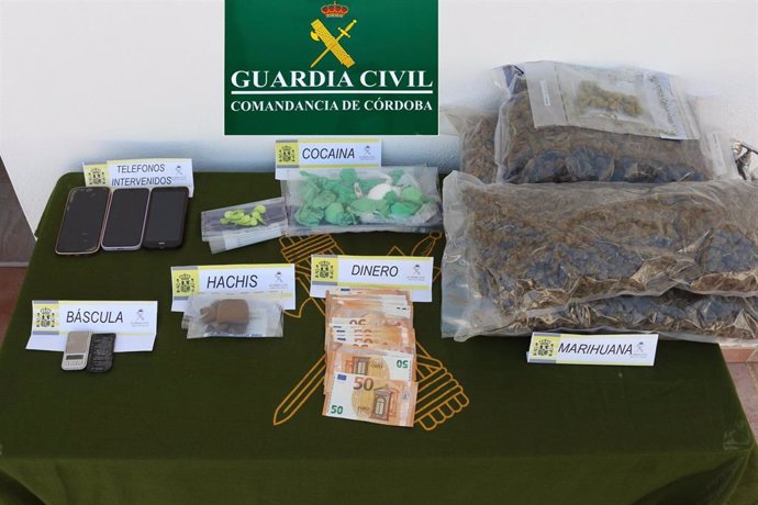 Droga, dinero y otros objetos intervenidos por la Guardia Civil.