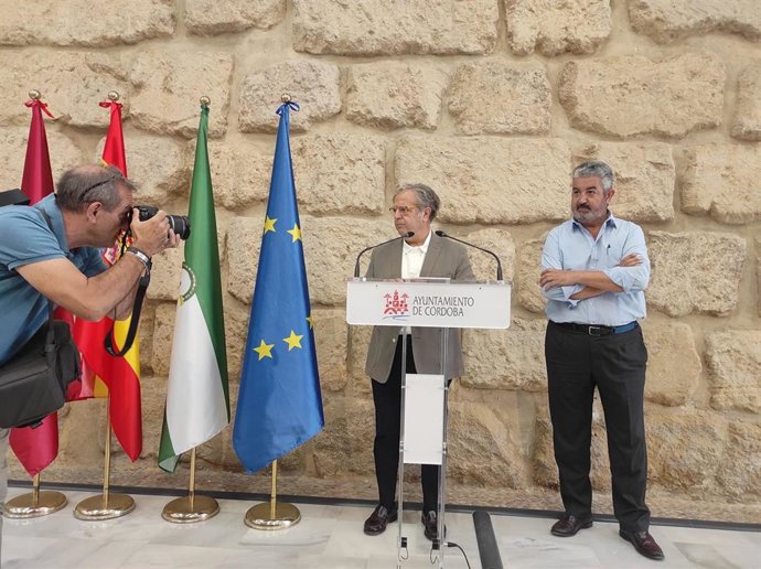 Salvador Fuentes interviene, junto a José Tomás Valverde.