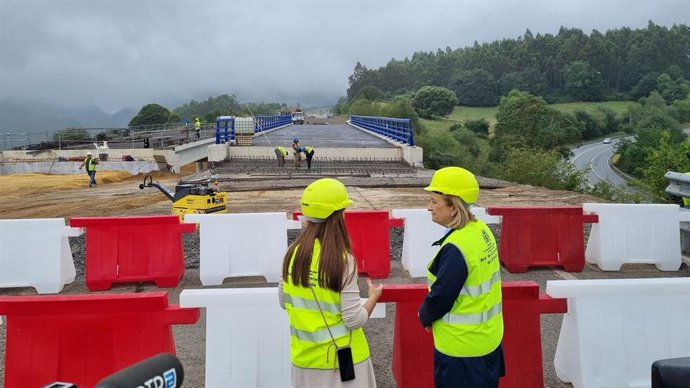 La delegada del Gobierno Delia Losa junto a la jefa de la Demarcación de Carreteras del Estado en Asturias, Mireya Muñoz, en la visita a las obras de sustitución del paso inferior del p.K. 452 de la N-634 (Puente de La Barrosa)