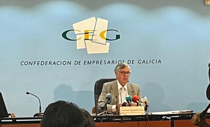 El pesidente de la Confederación de Empresarios de Galicia, Juan Manuel Vieites, en rueda de prensa.