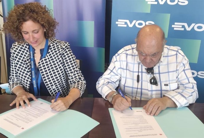 Firma del acuerdo entre Evos Algeciras y el Club de Atletismo Bahía de Algeciras.