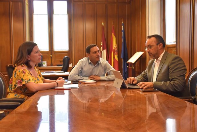 El presidente de la Diputación de Cuenca, Álvaro Martínez Chana, reunido con la Fundación de los Ferrocarriles Españoles