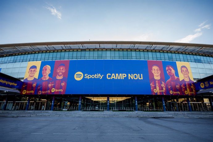 Fachada de Tribuna del nuevo Spotify Camp Nou con jugadores y jugadoras del Bara