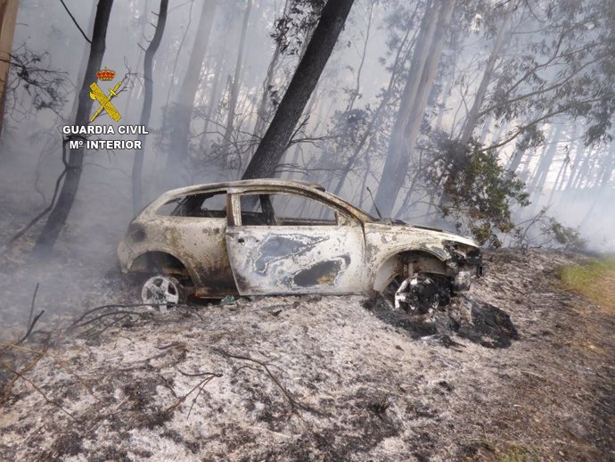 Vehículo calcinado en un incendio forestal.