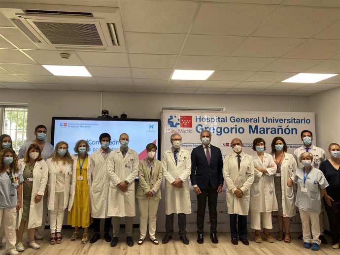 El consejero de Sanidad, Enrique Ruiz Escudero, junto al equipo de profesionales del Hospital Universitario Gregorio Marañón, durante la inauguración del centro AdCom Madrid.