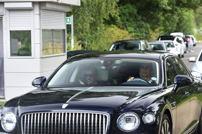 26 July 2022, United Kingdom, Manchester: Manchester United's Cristiano Ronaldo arrives in a car at Carrington Training Ground ahead of a pre-season training session for the team. Photo: Peter Powell/PA Wire/dpa