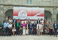El Parlamento entrega al alcalde de Reocín la bandera de Cantabria que se izará el Día de las Instituciones