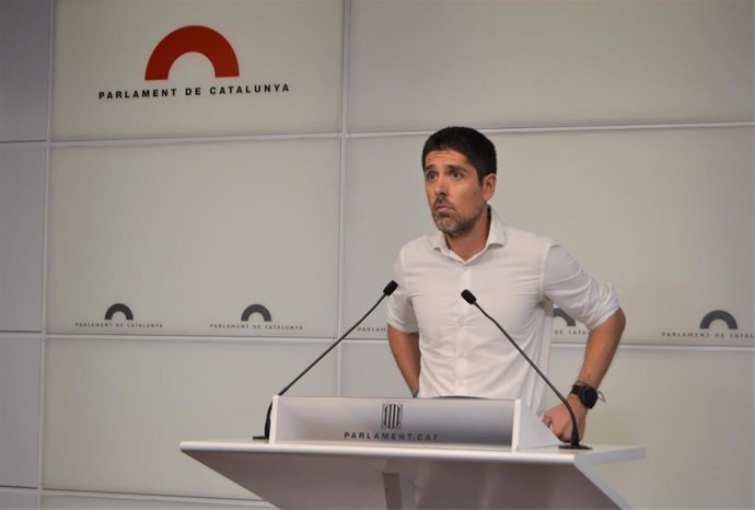 El portavoz de los comuns en el Parlament, David Cid, en rueda de prensa desde el Parlament.