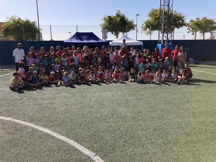 La alcaldesa de Alcalá de Guadaíra, Ana Isabel Jiménez,  ha visitado este miércoles los campamentos infantiles.